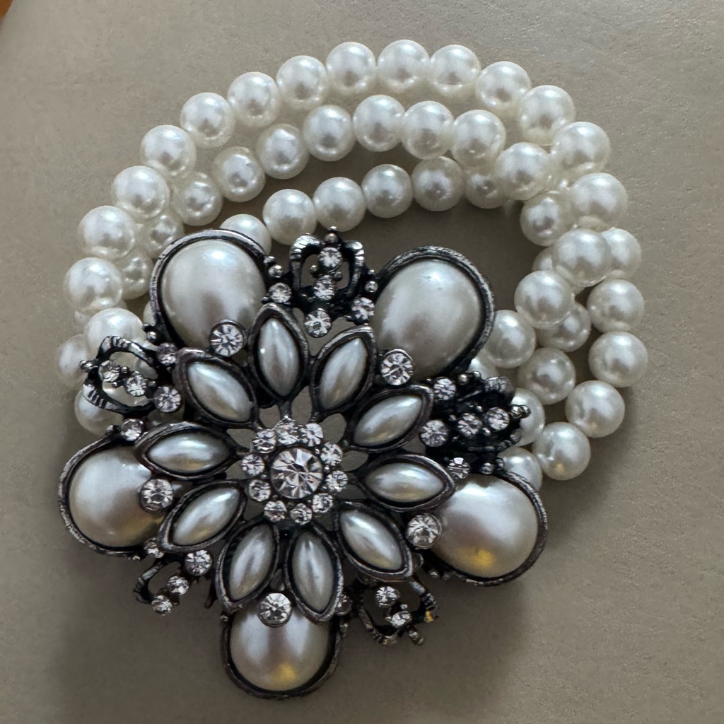 Elegant Pearl And Crystal Flower Bracelet (Stretchy)